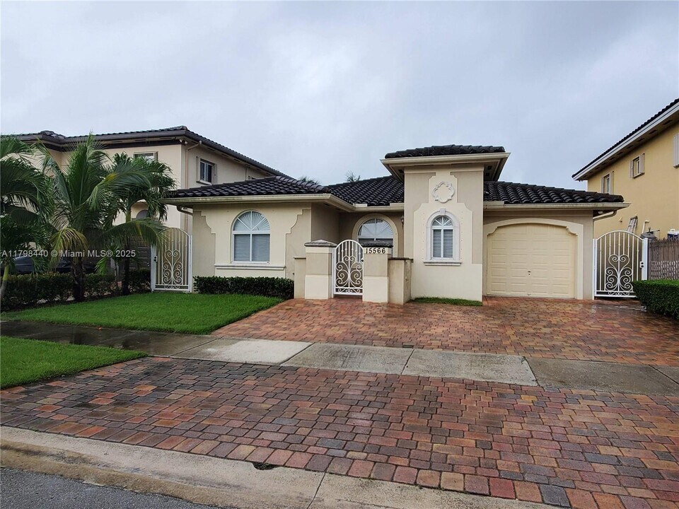 15566 SW 13th Terrace in Miami, FL - Building Photo