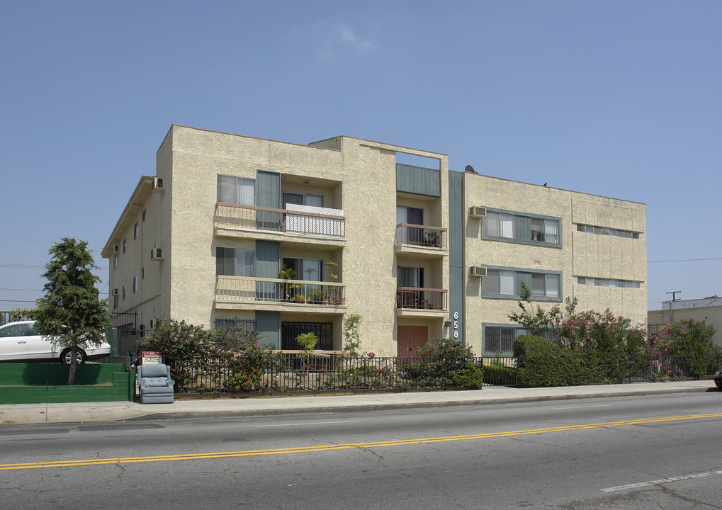 658 N Wilton Pl in Los Angeles, CA - Foto de edificio