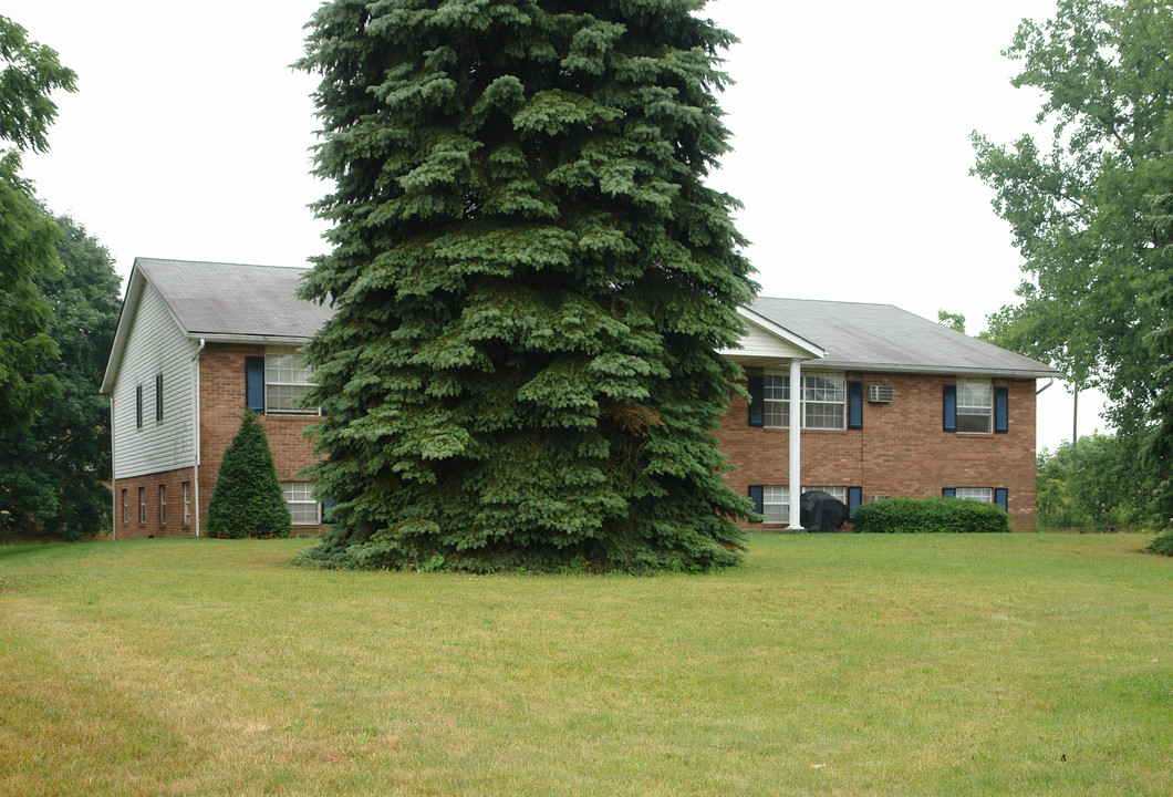 3804 Timberview St NW in North Canton, OH - Foto de edificio