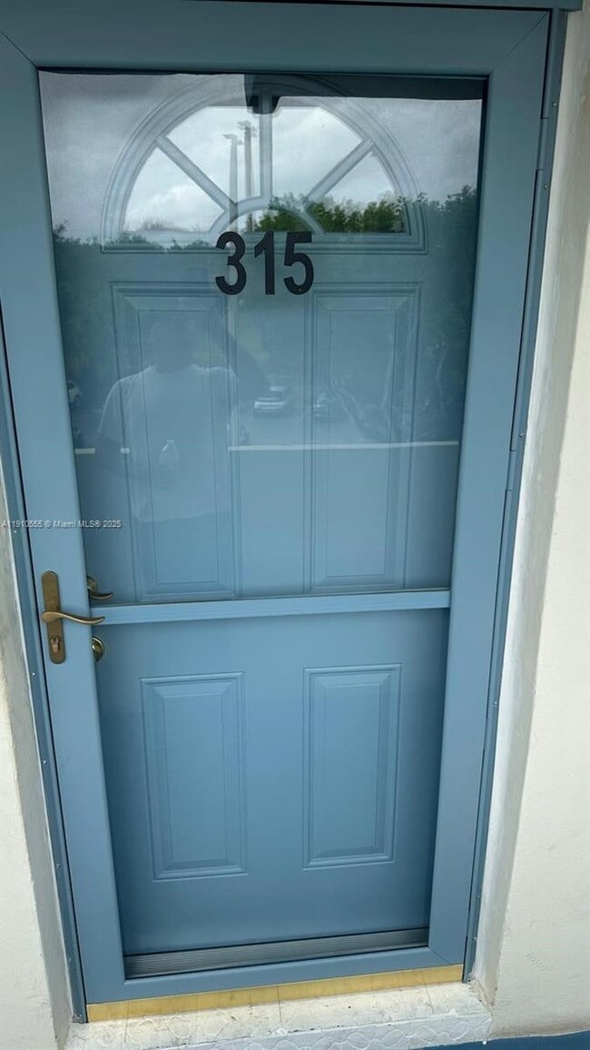 1701 NE 191st St in Miami, FL - Building Photo - Building Photo