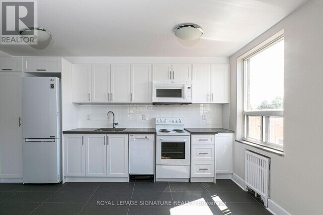 990 Avenue Rd in Toronto, ON - Building Photo - Building Photo