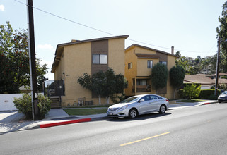 1376 E Acacia Ave in Glendale, CA - Building Photo - Building Photo