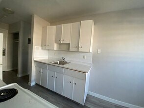 Style Manor in Edmonton, AB - Building Photo - Building Photo