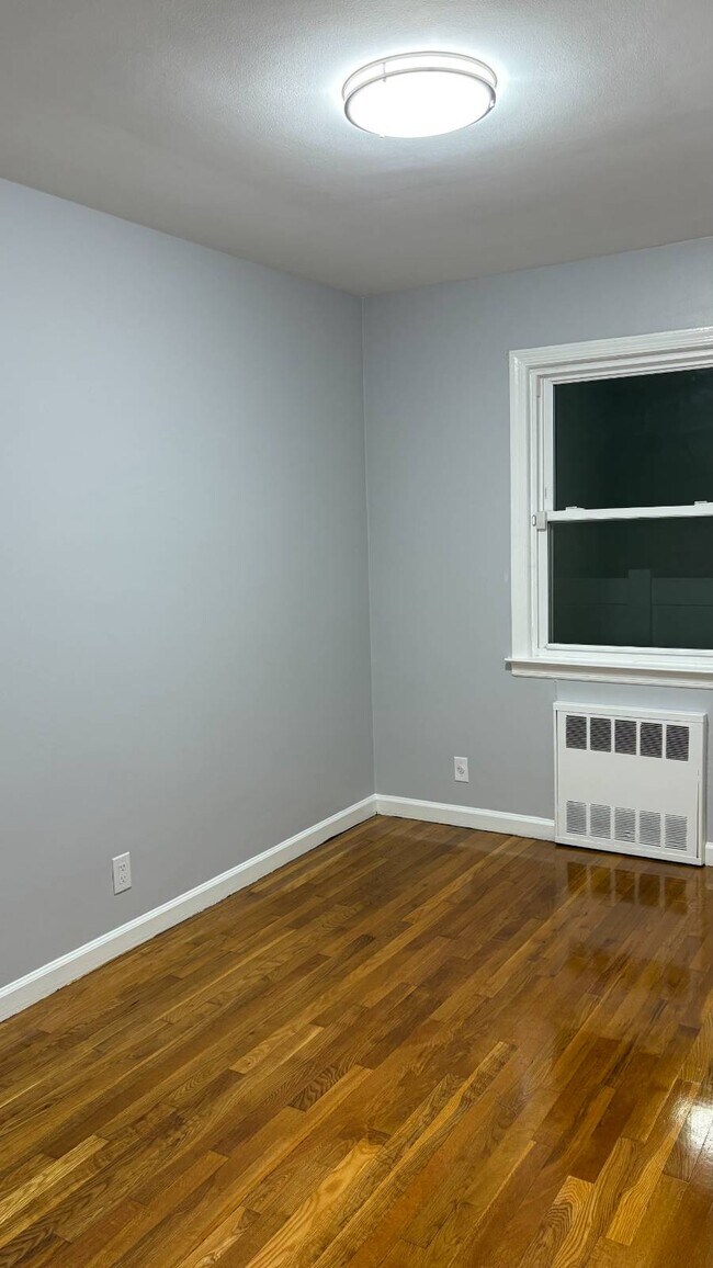 268-04 83rd Ave in Queens, NY - Foto de edificio - Building Photo