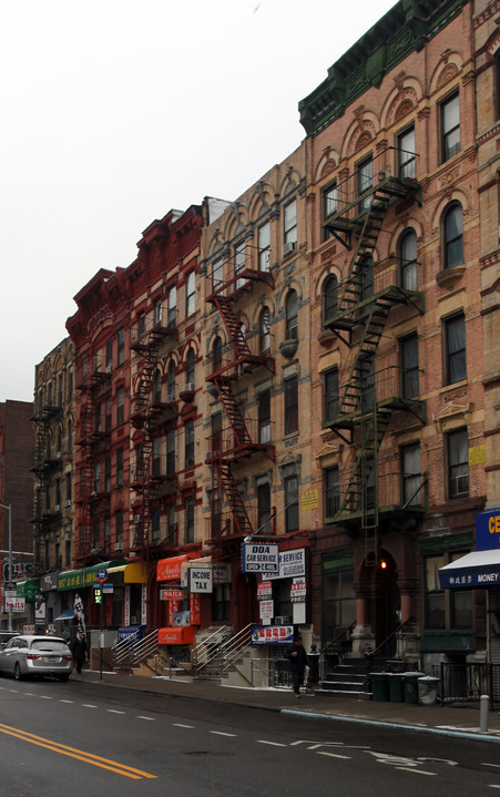 221 Madison St in New York, NY - Building Photo