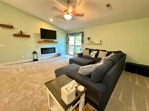 4102 Creek Hill Dr, Unit 4102 in Bettendorf, IA - Building Photo - Building Photo