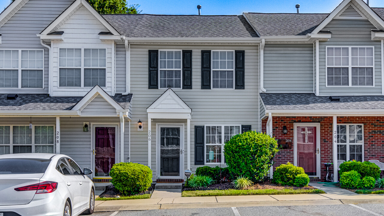 206 Malamute Ln in Greensboro, NC - Foto de edificio