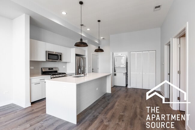 2247 W Lawrence Ave, Unit 403 in Chicago, IL - Foto de edificio - Building Photo