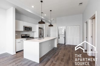 2247 W Lawrence Ave, Unit 402 in Chicago, IL - Foto de edificio - Building Photo