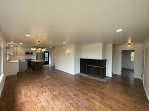 14559 37th Ave NE in Lake Forest Park, WA - Building Photo - Building Photo