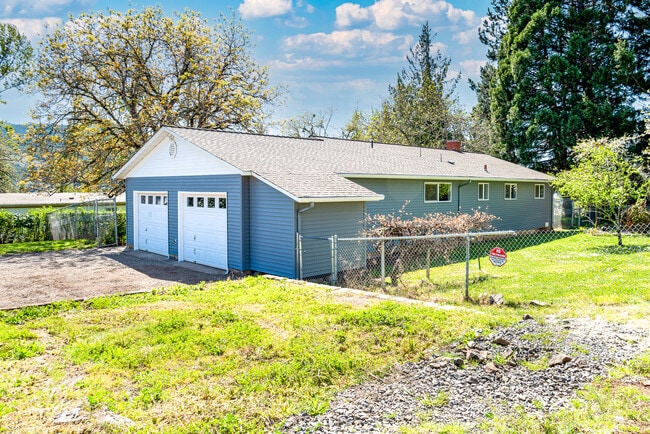 151 S Moss St in Lowell, OR - Building Photo - Building Photo