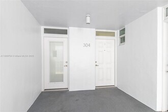 1045 10th St in Miami Beach, FL - Building Photo - Building Photo