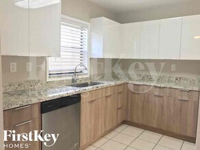 19740 SW 87th Pl in Cutler Bay, FL - Foto de edificio - Building Photo