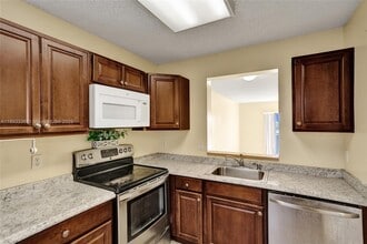 8720 N Sherman Cir in Miramar, FL - Building Photo - Building Photo