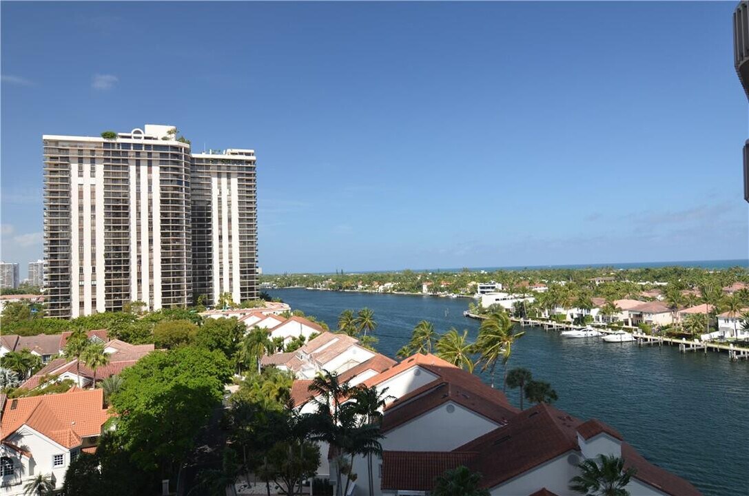 19355 Turnberry Way in Miami, FL - Foto de edificio