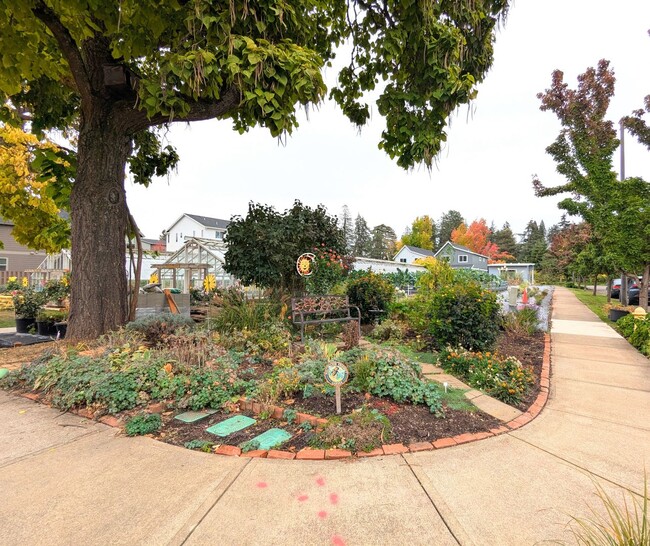 1892 Cousteau Loop SE in Salem, OR - Building Photo - Building Photo