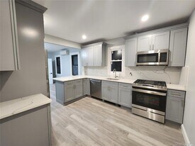 159 Cleveland Ave, Unit A in Mineola, NY - Building Photo