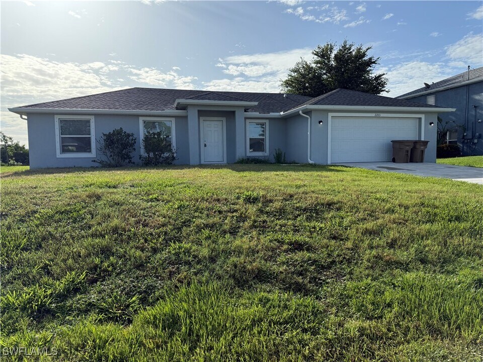 2203 NW 21st Ave in Cape Coral, FL - Building Photo