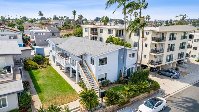 4076 1/2 Crown Point Dr in San Diego, CA - Building Photo - Building Photo