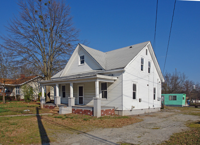 807 E Main St in Easley, SC - Foto de edificio - Building Photo