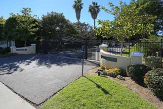 Su Casa Del Mar Apartments in Carlsbad, CA - Building Photo - Building Photo