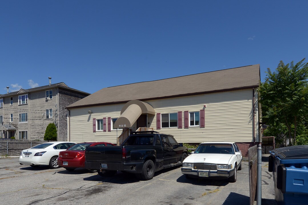 13 Pulaski St in West Warwick, RI - Foto de edificio