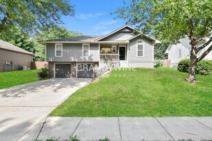 1120 NE Ridgeview Dr in Lee's Summit, MO - Building Photo