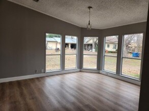 325 Mae Dr in Kerrville, TX - Building Photo - Building Photo