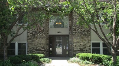 Shakopee Village Apartments in Shakopee, MN - Foto de edificio - Primary Photo