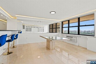 7004 JFK Blvd E in Guttenberg, NJ - Foto de edificio - Building Photo