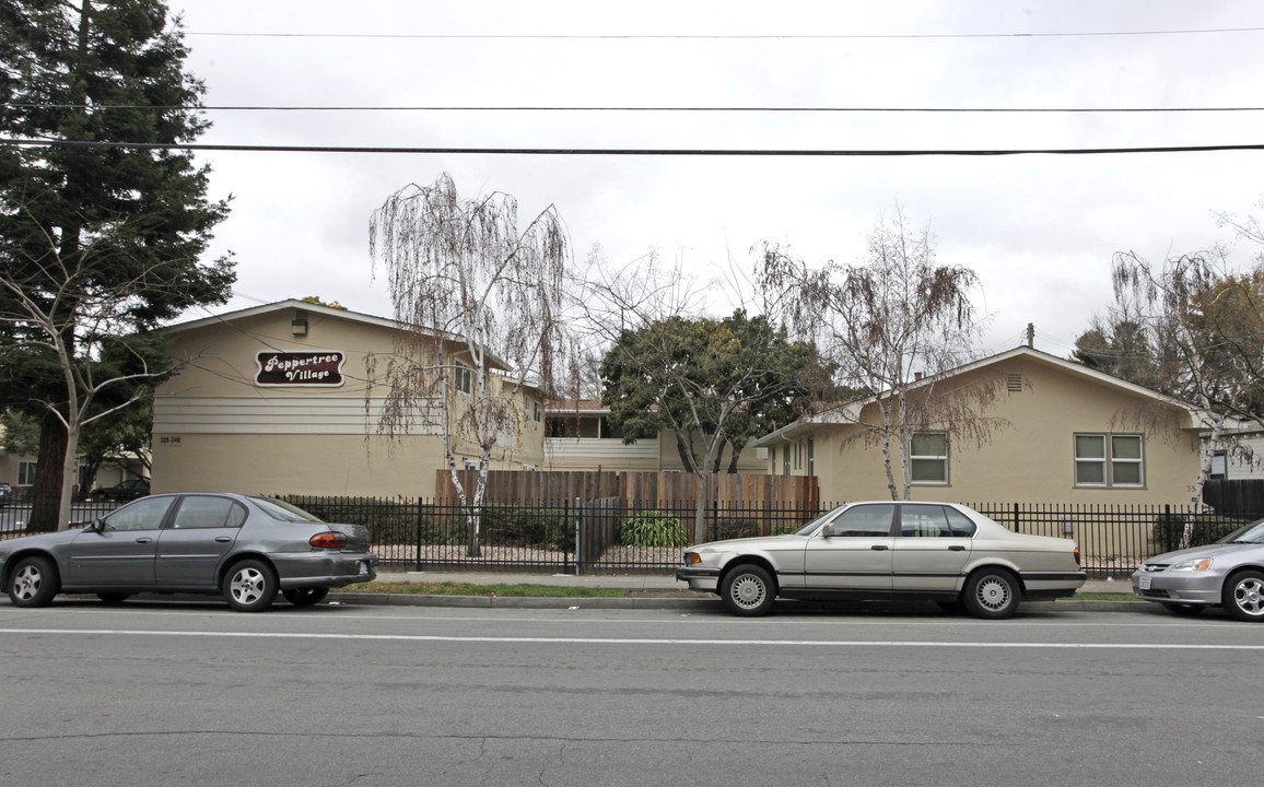 Peppertree Village in Hayward, CA - Foto de edificio