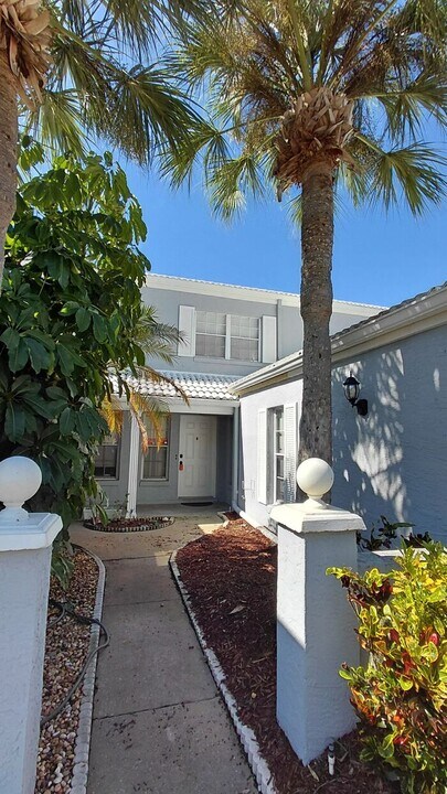 4921 Walden Cir in Orlando, FL - Foto de edificio