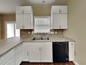 105 Woodland Dr in Jamestown, NC - Building Photo - Building Photo