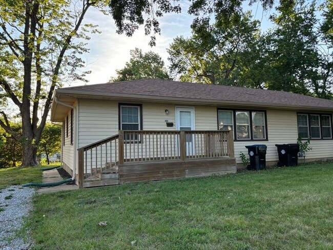 405 Cline St in Pleasant Hill, MO - Foto de edificio - Building Photo