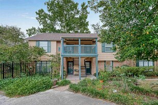 8277 Kingsbrook Rd in Houston, TX - Building Photo