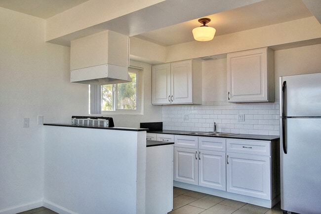 6742 Del Playa Dr in Isla Vista, CA - Building Photo - Building Photo