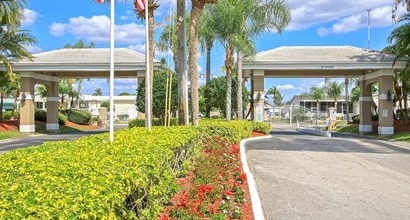 Buccaneer Estates in North Fort Myers, FL - Foto de edificio - Building Photo