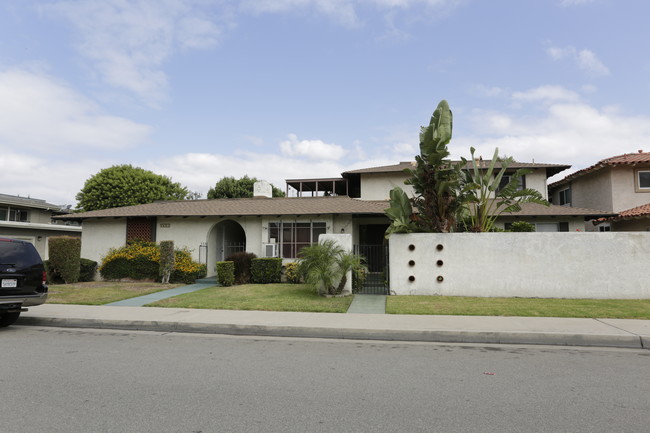 2605 E Almond Ave in Orange, CA - Foto de edificio - Building Photo