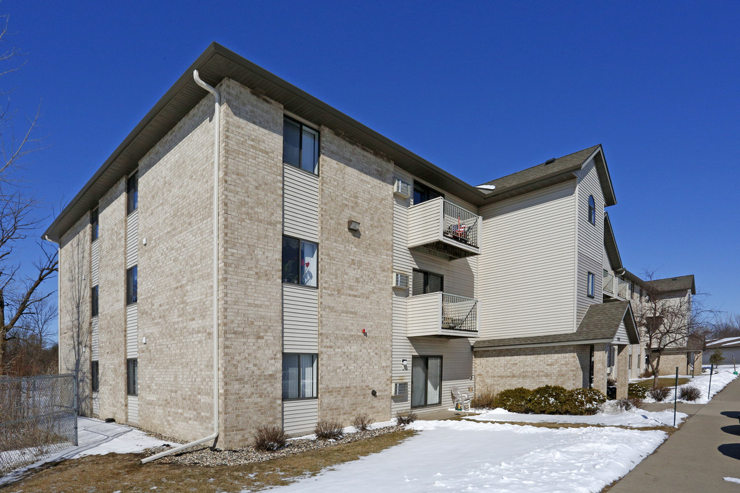 Deer Park in Hutchinson, MN - Building Photo