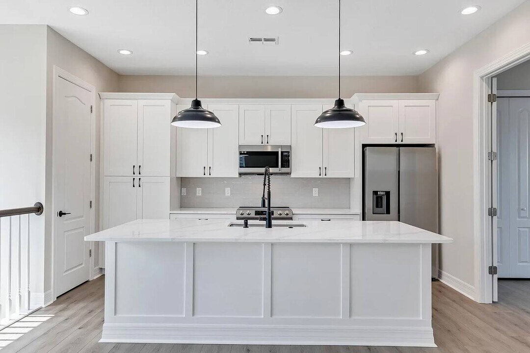 8483 Laureate Blvd in Orlando, FL - Building Photo