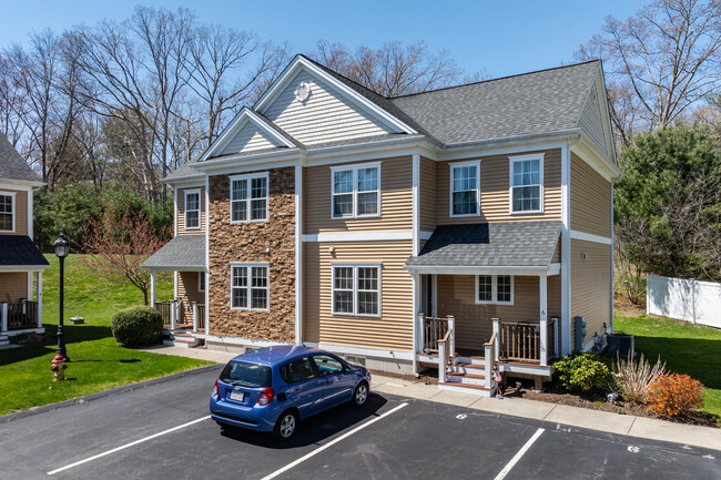 Oak Bark Condominiums in Attleboro, MA - Foto de edificio - Building Photo