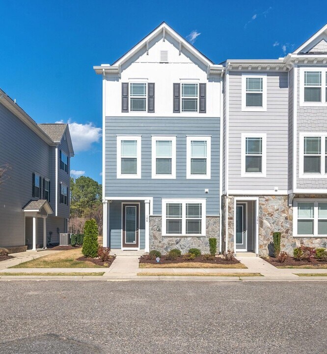108 Daybeacon St in Yorktown, VA - Building Photo