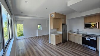 20514 Califa St in Los Angeles, CA - Building Photo