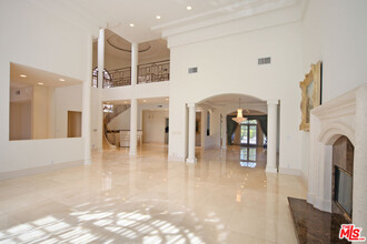 218 S Medio Dr in Los Angeles, CA - Building Photo - Building Photo