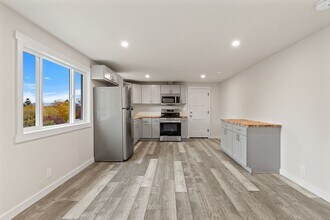 460 N James Ave in East Wenatchee, WA - Foto de edificio - Building Photo