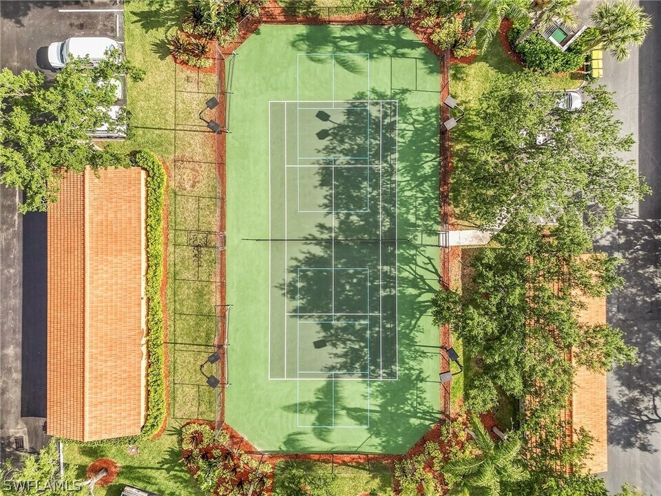 1180 Wildwood Lakes Blvd in Naples, FL - Foto de edificio