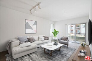 100 S Alameda St in Los Angeles, CA - Building Photo