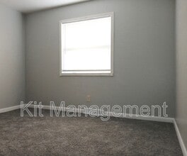 5517 Douglas Rd in Toledo, OH - Foto de edificio - Building Photo