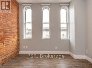 2870 Dundas St W in Toronto, ON - Building Photo - Building Photo