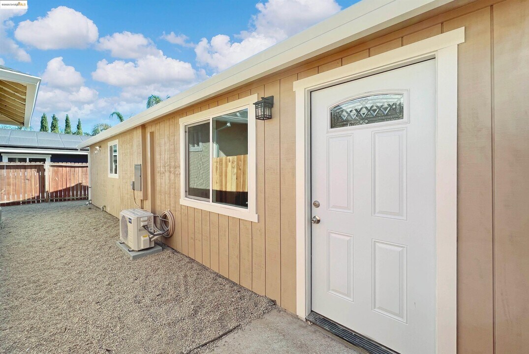 1378 Windsor Way in Brentwood, CA - Building Photo